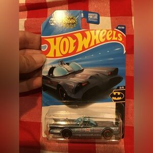 Hot wheels classic tv series Batmobile 103/250 -NEW